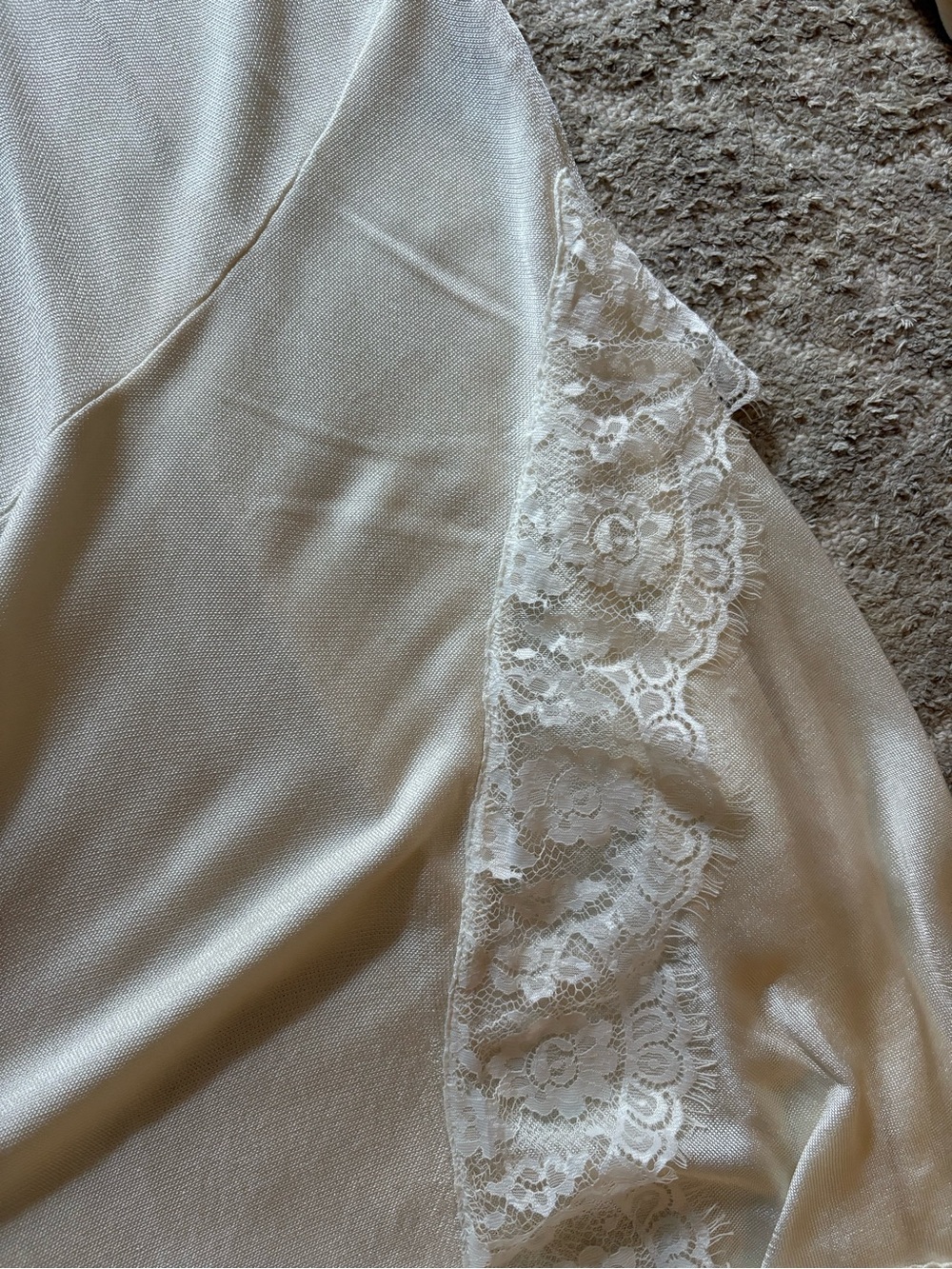 Karen Millen Elegant Long-Sleeve White Maxi Dress with Lace Trim - Picture 6 of 6